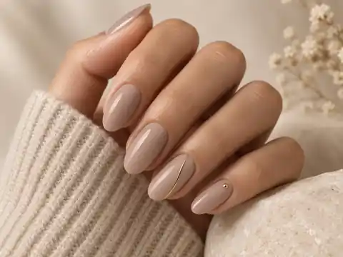 Neutral gold detail manicure reference